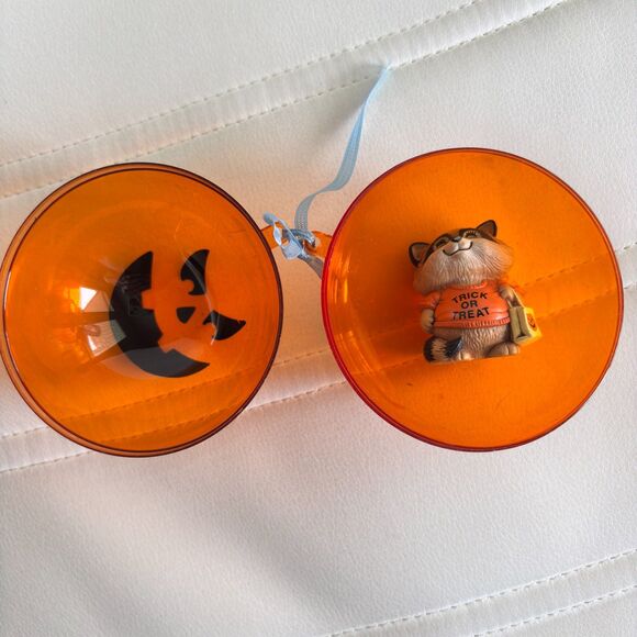Vintage Hallmark 1983 Shirt Tales Trick Or Treat 2"H Raccoon w/ Jack O Lantern - Picture 3 of 3